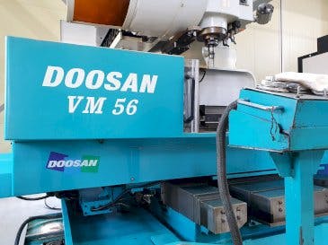 Čelní pohled  na Doosan VM56  stroj