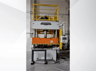 Čelní pohled  na HIDROLIKSAN PH4C 200T  stroj