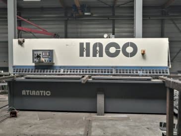 Čelní pohled na HACO ATS 3206 stroj