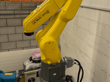 Čelní pohled  na FANUC LR Mate 200 iD 14L  stroj