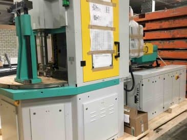 Čelní pohled na Arburg ALLROUNDER 1200 t 1000 - 400 stroj