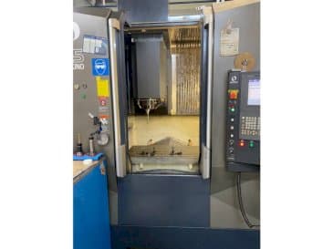 Čelní pohled na Makino F5 stroj