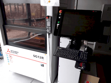 Čelní pohled na Mitsubishi Electric SG12M stroj