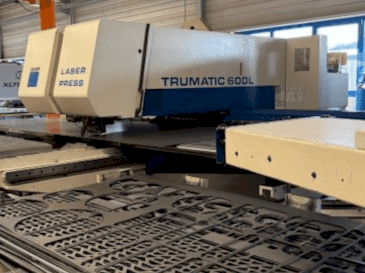 Čelní pohled na TRUMPF Trumatic 600L stroj