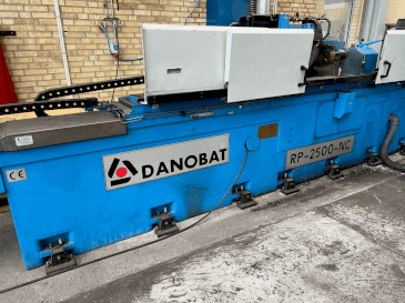 Čelní pohled na DANOBAT RP-2500-NC stroj