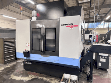 Čelní pohled na DOOSAN VC 510 stroj