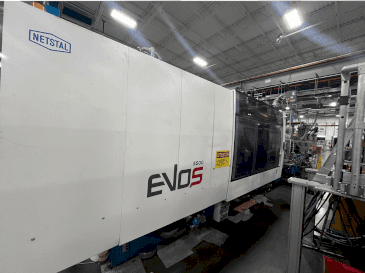 Čelní pohled na Netstal EVOS 5500-2900 Speed stroj