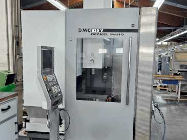 Čelní pohled na DMG DECKEL MAHO DMC 635V stroj