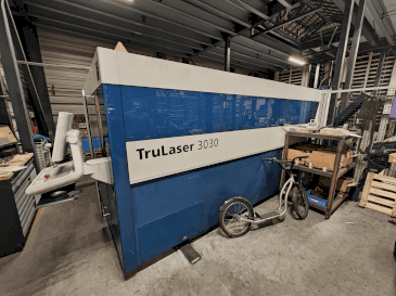 Čelní pohled na TRUMPF TruLaser 3030 Fiber stroj