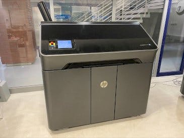 Čelní pohled  na HP Jet Fusion 580 Color 3D printer M2K85A  stroj