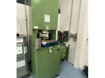 Čelní pohled  na Extrude Hone Vector Series  stroj