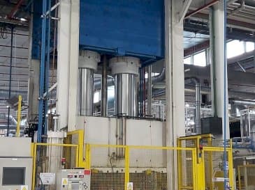 Čelní pohled na Pinette 1500 Ton stroj