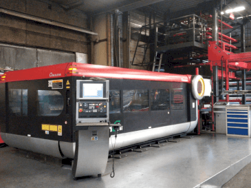 Čelní pohled na AMADA LC-3015F1NT 4kW CO2 stroj