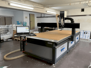 Čelní pohled  na HARMUTH F+3000  stroj