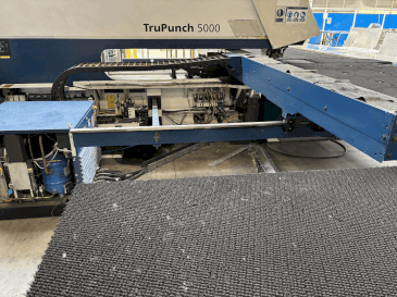 Čelní pohled na TRUMPF TRUPUNCH 5000 S10 stroj