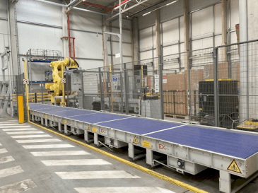 Čelní pohled na FANUC M-2000iA/1700L stroj