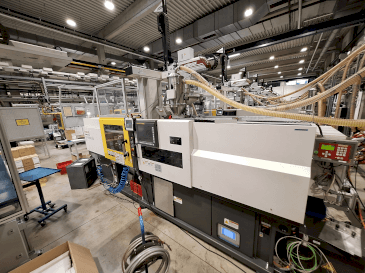 Čelní pohled na FANUC Roboshot S100iA stroj