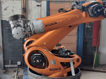 Čelní pohled na KUKA KR 90 R3100 extra C-F-HP stroj