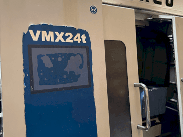 Čelní pohled na Hurco VMX24t stroj