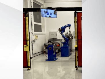 Čelní pohled na Yaskawa Motoman AR1440 stroj