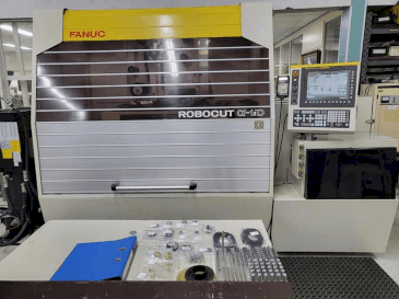 Čelní pohled na FANUC Alpha 1ID stroj