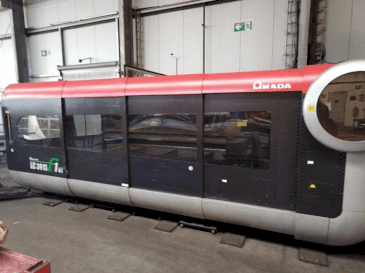 Čelní pohled na AMADA LC 3015 F1 NT stroj