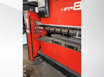 Čelní pohled na AMADA HFP 80-25 stroj