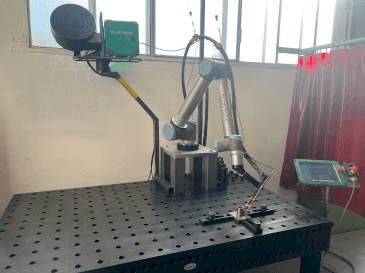 Čelní pohled na Universal Robots UR10 (2021) stroj