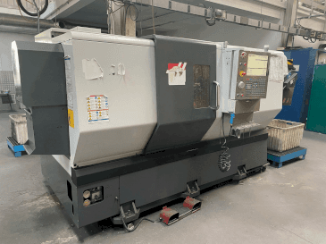 Čelní pohled na HAAS DS-30 stroj