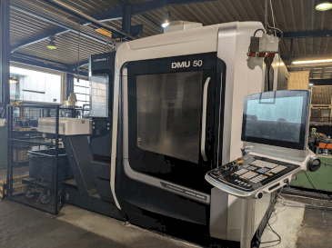 Čelní pohled na DMG MORI DMU 50 3rd Gen stroj