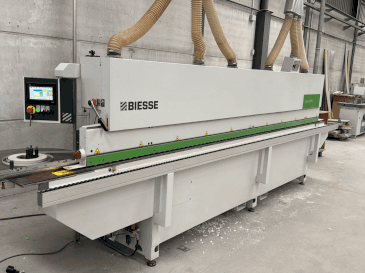 Čelní pohled na BIESSE Jade 240 stroj