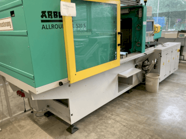 Čelní pohled na Arburg Allrounder 520S-1600-400 stroj