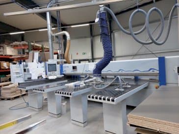 Čelní pohled na HOLZMA HPP 380 stroj