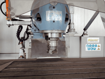 Čelní pohled  na Bernardo Variomill FU 2000E Servo  stroj