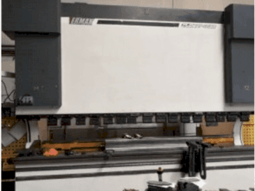 Čelní pohled na ERMAK CNC HAP 4100x400 stroj