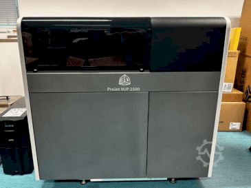 Čelní pohled na 3DSYSTEMS projet 2500 plus stroj
