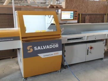 Čelní pohled na SALVADOR Superpush 200 stroj
