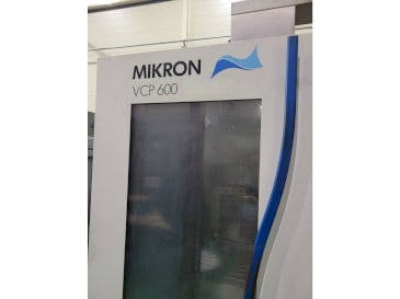 Čelní pohled  na MIKRON VCP 600  stroj