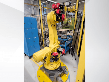 Čelní pohled na FANUC R2000iB/165F stroj