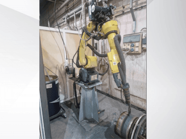Čelní pohled na FANUC ARC Mate 100iC stroj