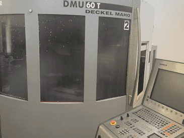 Čelní pohled na DMG DECKEL MAHO DMU 60T stroj