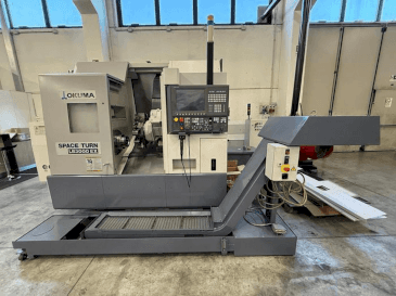 Čelní pohled na Okuma LB 3000 EX MYT stroj