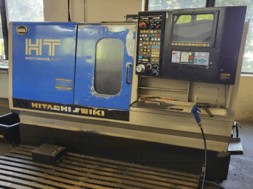 Čelní pohled na HITACHI SEIKI HT 20SII stroj