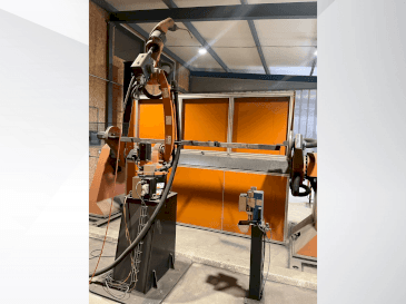 Čelní pohled na KUKA KR8 R2100-2 arc HW stroj