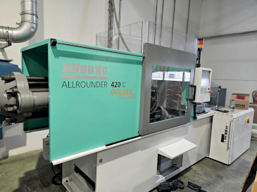 Čelní pohled  na Arburg Allrounder 420 C 1000 - 290 Golden Edition  stroj