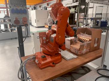 Čelní pohled na ABB IRB 140 M2000 stroj