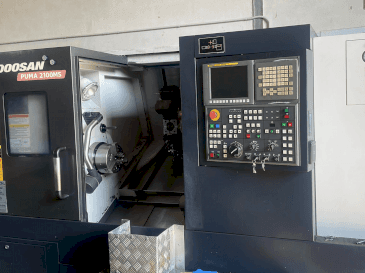 Čelní pohled na DOOSAN PUMA 2100MS stroj