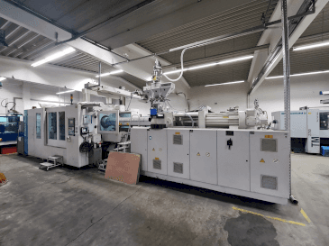 Čelní pohled na Krauss Maffei 800-6100 MX stroj