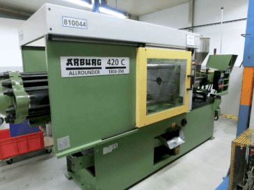 Čelní pohled na Arburg Allrounder 420C 1300-350 stroj