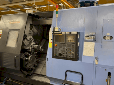 Čelní pohled na DOOSAN Puma TT 2500 SY stroj